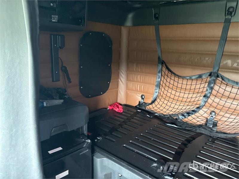 Freightliner Cascadia 6x4 T/A Sleeper Truck Tractor (Inoperable Cabezas tractoras