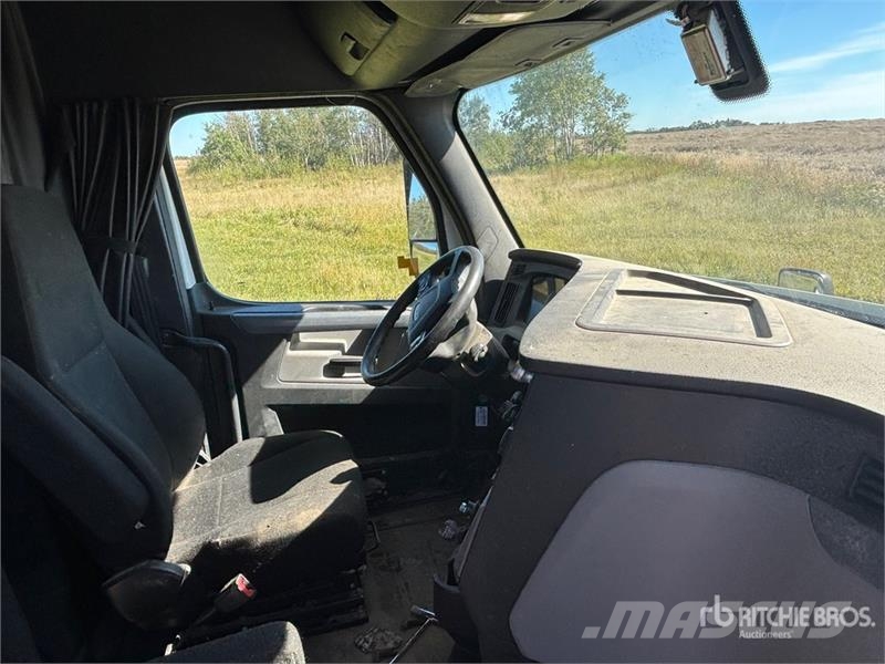 Freightliner Cascadia 126 6x4 T/A Sleeper Truck Tractor (Inoper Camiones tractor