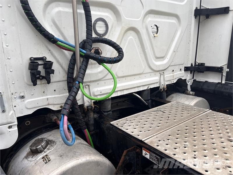 Freightliner Cascadia 126 6x4 T/A Sleeper Truck Tractor Autotractoare