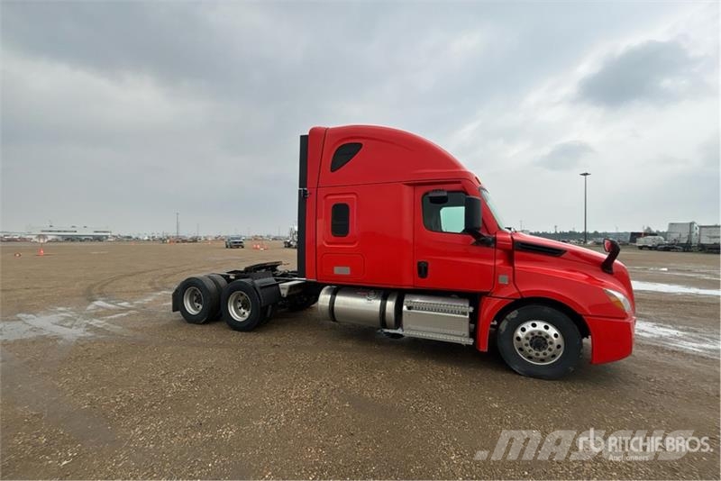 Freightliner Cascadia 126 6x4 T/A Sleeper Truck Tractor Vetopöytäautot