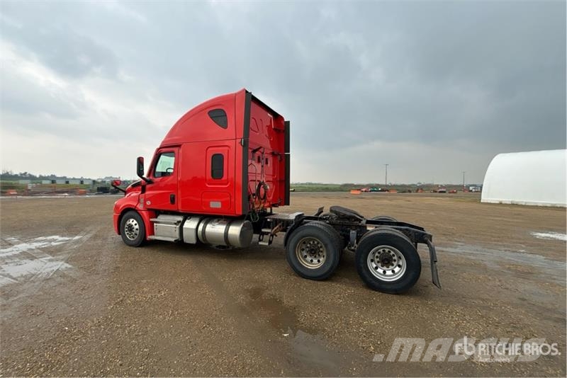Freightliner Cascadia 126 6x4 T/A Sleeper Truck Tractor Vetopöytäautot
