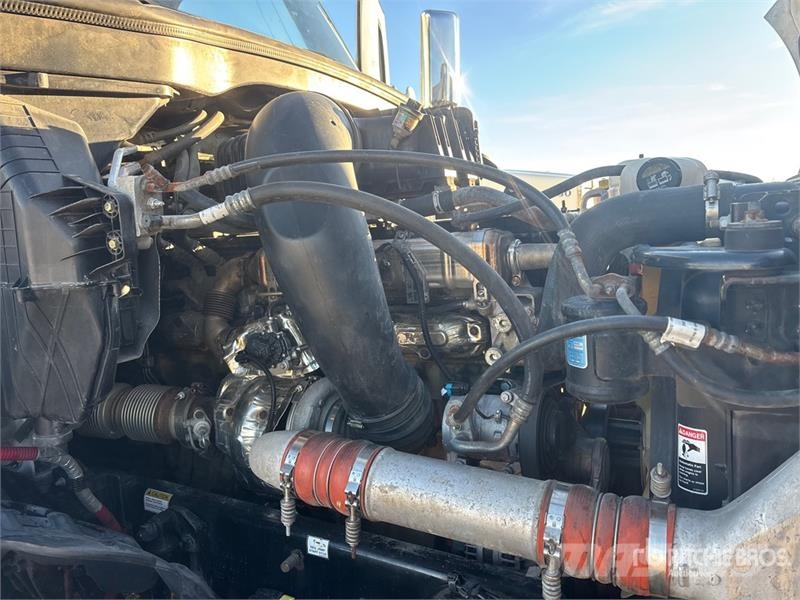 Freightliner Cascadia 6x4 T/A Sleeper Truck Tractor Trekkers