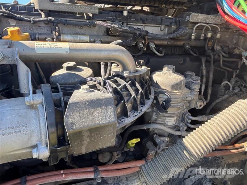 Freightliner Cascadia 126 6x4 T/A Sleeper Truck Tractor (Inoper Camiones tractor