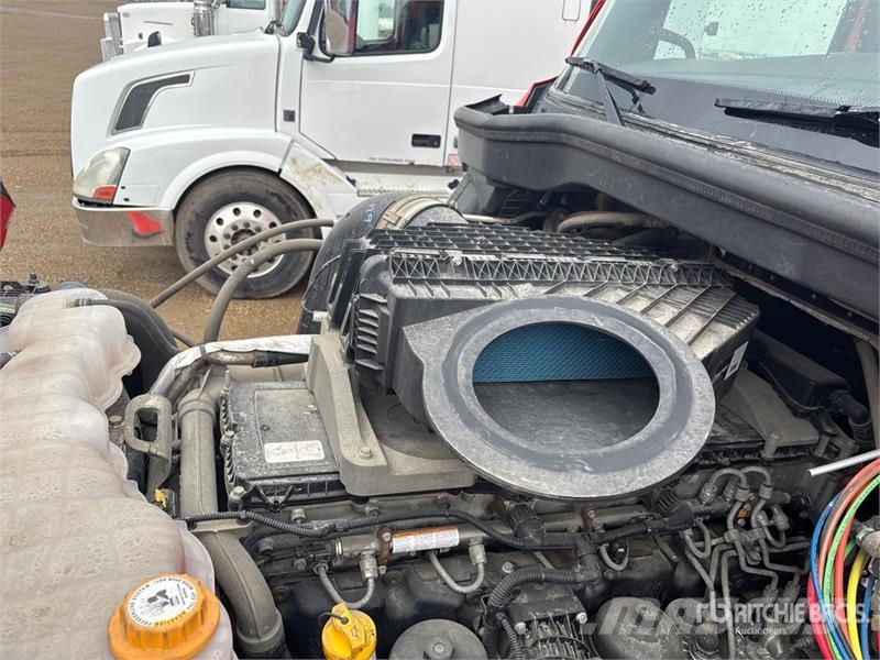 Freightliner Cascadia 126 6x4 T/A Sleeper Truck Tractor Vetopöytäautot