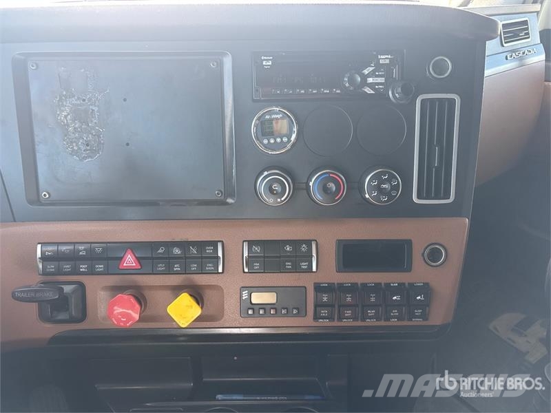 Freightliner Cascadia 126 6x4 T/A Sleeper Truck Tractor Тягачі