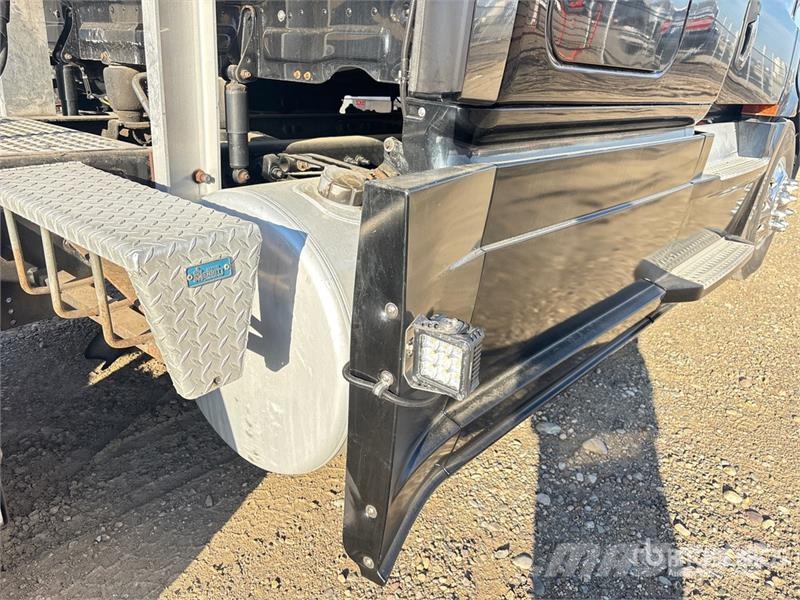 Freightliner Cascadia 126 T/A Sleeper Truck Tractor Влекачи