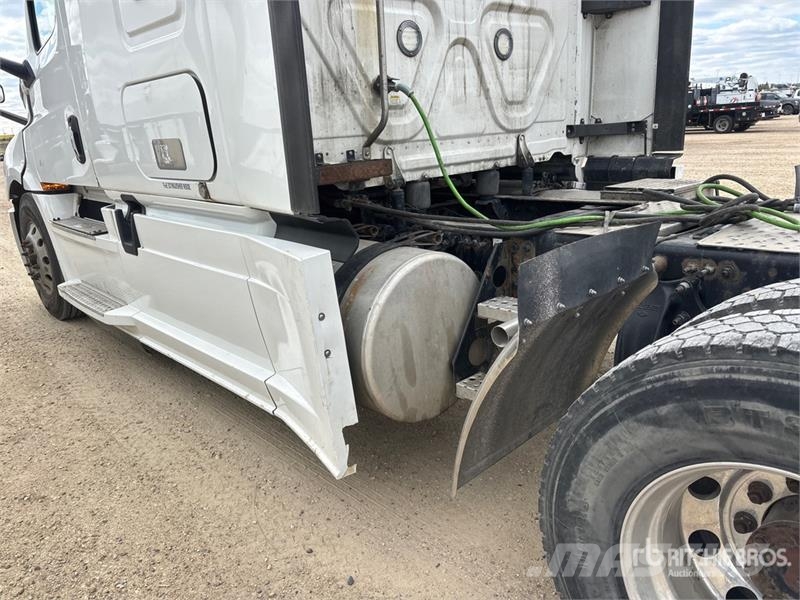 Freightliner Cascadia 126 6x4 T/A Sleeper Truck Tractor Cabezas tractoras