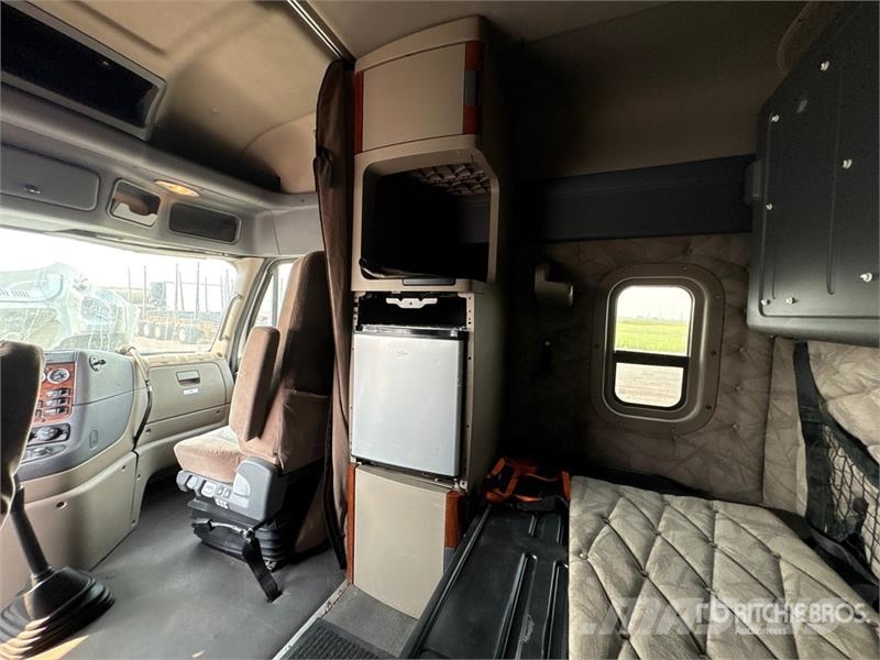 Freightliner Cascadia 125 6x4 T/A Sleeper Truck Tractor Vetopöytäautot
