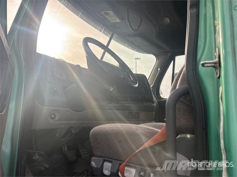 Freightliner Cascadia 125 6x4 T/A Sleeper Truck Tractor (Inoper Motrici e Trattori Stradali