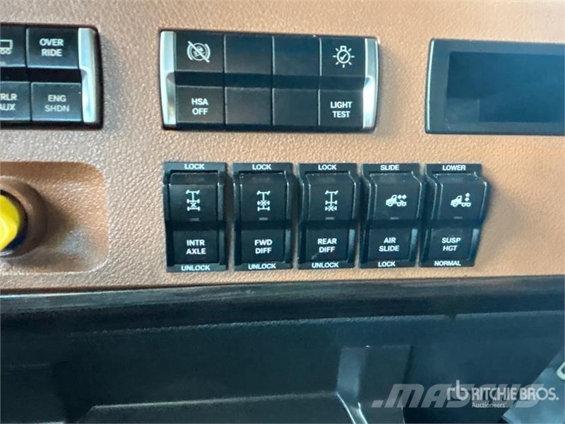 Freightliner Cascadia 6x4 T/A Sleeper Truck Tractor Trekkers
