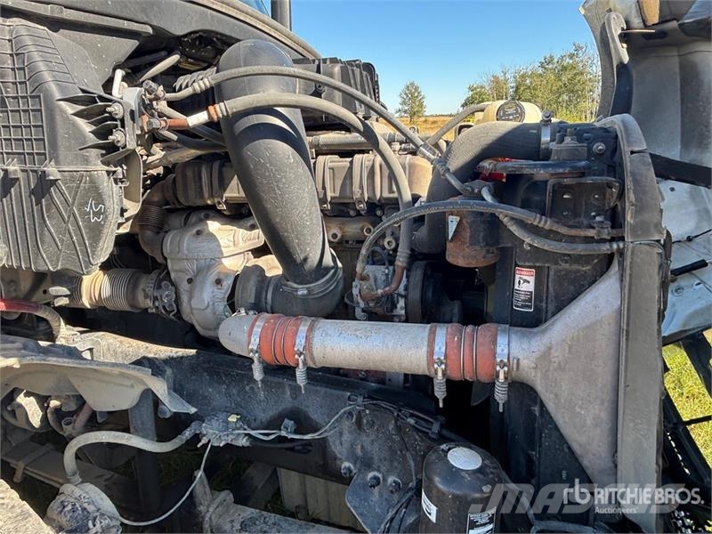 Freightliner Cascadia 126 6x4 T/A Sleeper Truck Tractor (Inoper Camiones tractor