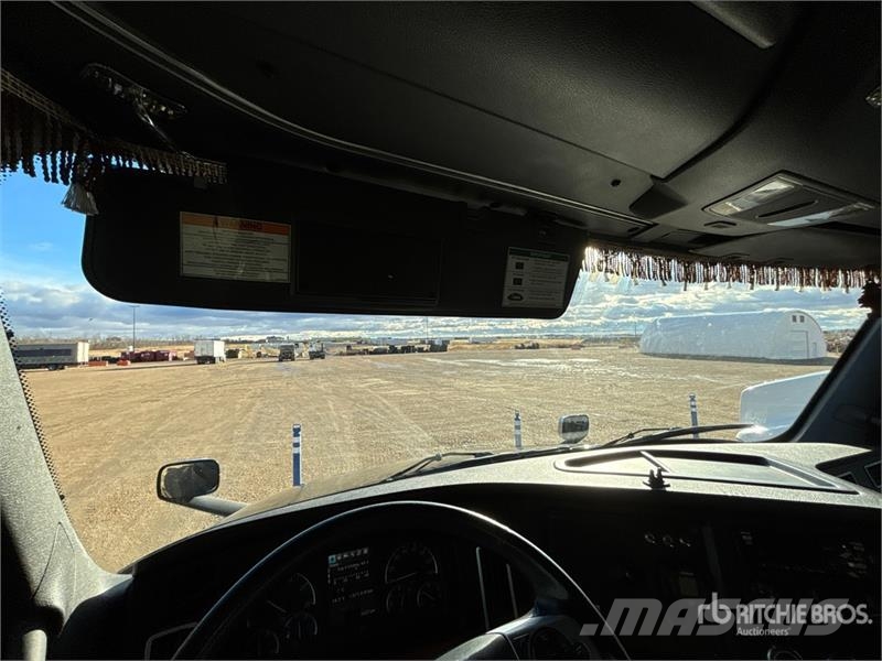 Freightliner Cascadia 126 6x4 T/A Sleeper Truck Tractor Traktorske jedinice