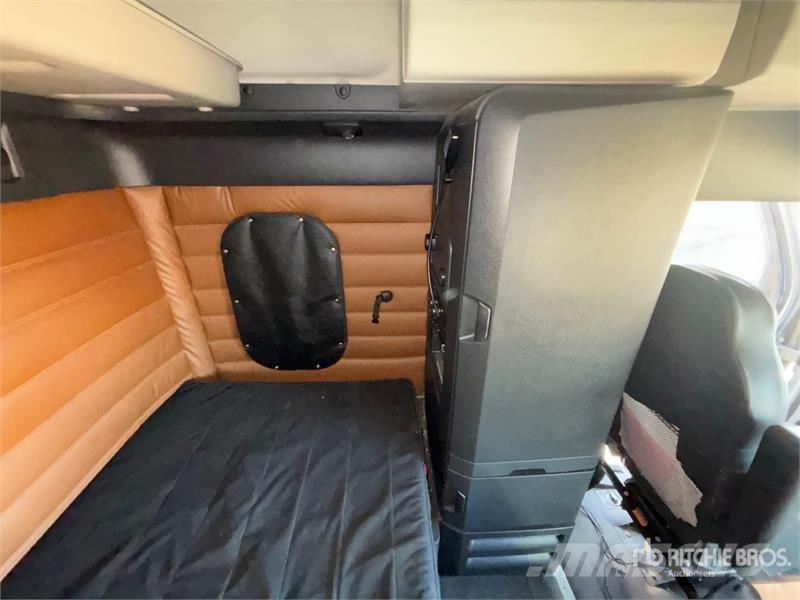 Freightliner Cascadia 126 6x4 T/A Sleeper Truck Tractor Седельные тягачи