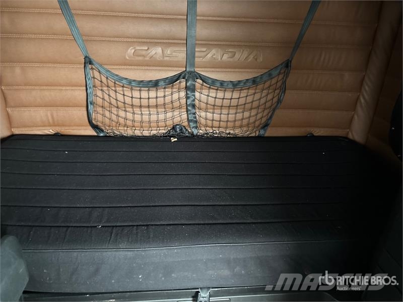 Freightliner Cascadia 126 6x4 T/A Sleeper Truck Tractor Тягачі