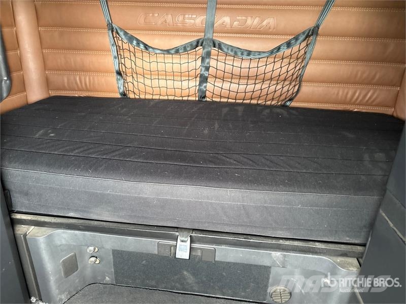 Freightliner Cascadia 126 6x4 T/A Sleeper Truck Tractor Vilcēji
