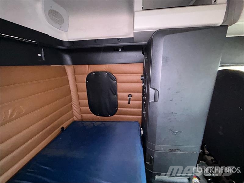Freightliner Cascadia 126 6x4 T/A Sleeper Truck Tractor Tractor Units