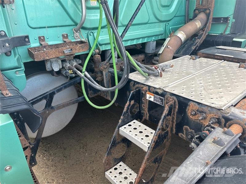 Freightliner Cascadia 125 6x4 T/A Sleeper Truck Tractor (Inoper Motrici e Trattori Stradali