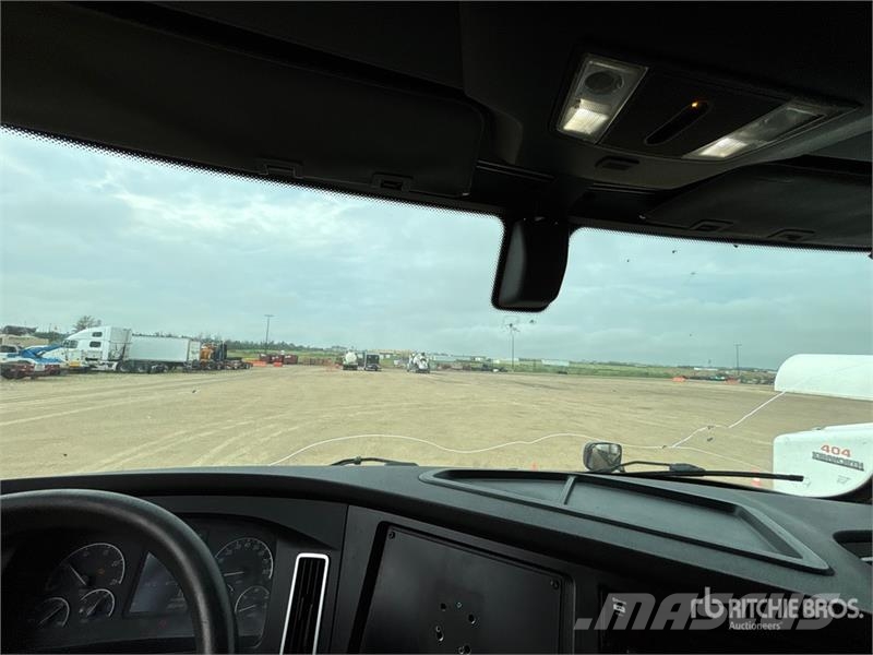 Freightliner Cascadia 126 6x4 T/A Sleeper Truck Tractor Sattelzugmaschinen