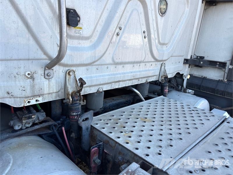 Freightliner Cascadia 6x4 6x4 T/A Sleeper Truck Tractor (Inoper Cabezas tractoras