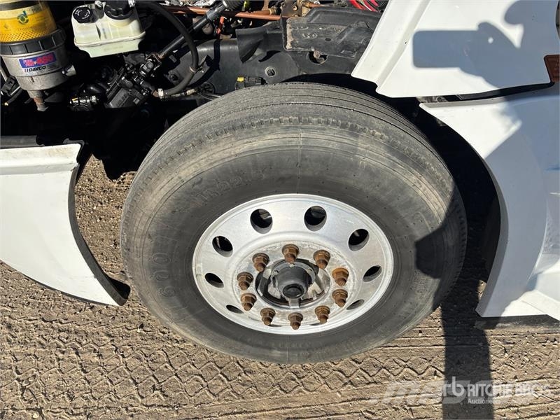 Freightliner Cascadia 126 6x4 T/A Sleeper Truck Tractor (Inoper Tegljači