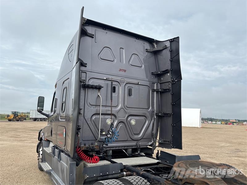 Freightliner Cascadia 126 6x4 T/A Sleeper Truck Tractor Sattelzugmaschinen