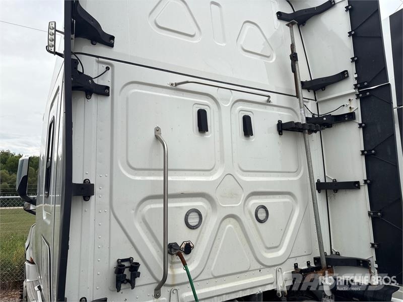 Freightliner Cascadia 6x4 T/A Sleeper Truck Tractor (Inoperable Cabezas tractoras