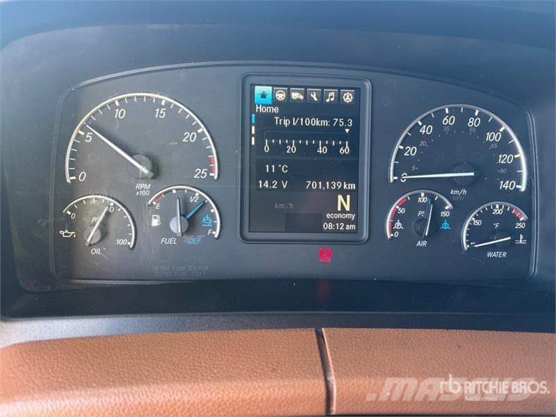 Freightliner Cascadia 6x4 T/A Sleeper Truck Tractor Trekkers