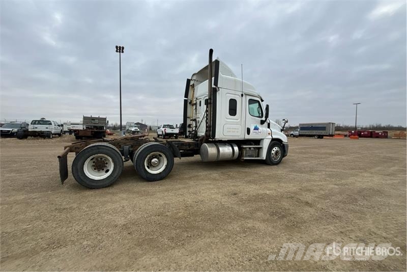 Freightliner Cascadia 125 6x4 T/A Sleeper Truck Tractor Vlačilci