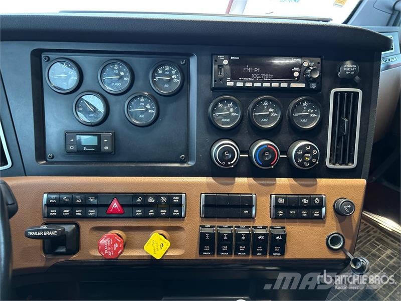 Freightliner Cascadia 126 6x4 T/A Sleeper Truck Tractor Naudoti vilkikai
