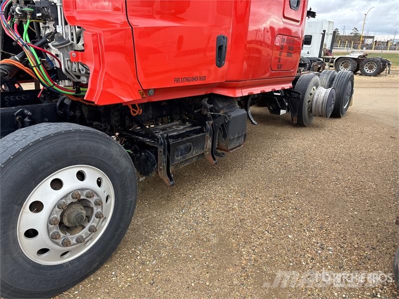 Freightliner Cascadia 126 6x4 T/A Sleeper Truck Tractor (Inoper Truck Tractor Units