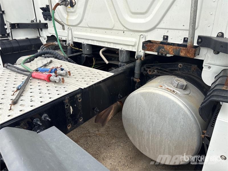 Freightliner Cascadia 6x4 T/A Sleeper Truck Tractor (Inoperable Cabezas tractoras