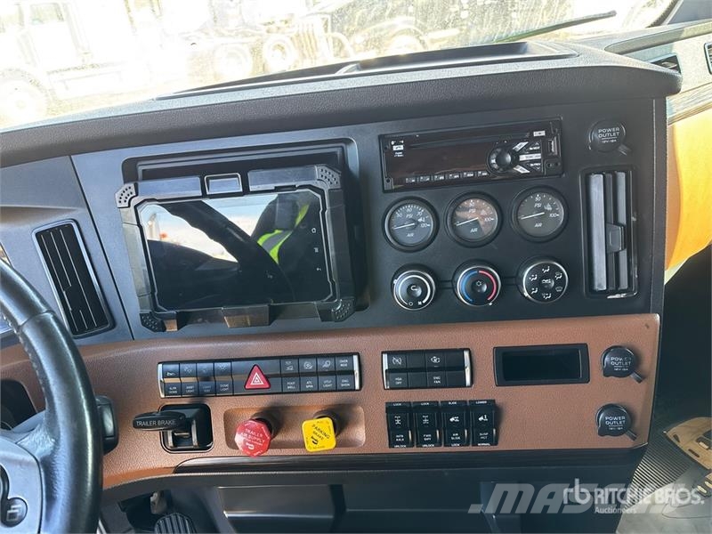 Freightliner Cascadia 126 6x4 T/A Sleeper Truck Tractor Motrici e Trattori Stradali