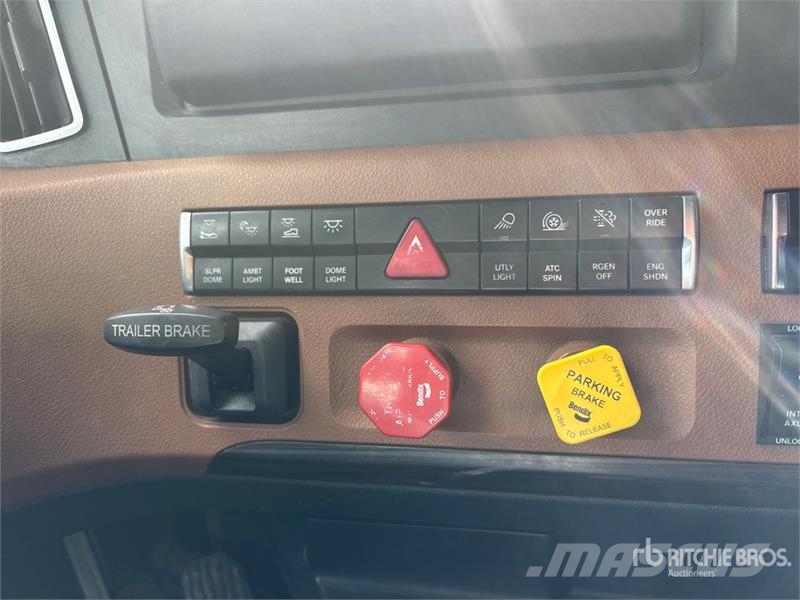 Freightliner Cascadia 126 6x4 T/A Sleeper Truck Tractor Cabezas tractoras