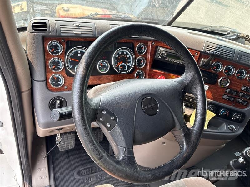 Freightliner Cascadia 125 6x4 T/A Sleeper Truck Tractor Vetopöytäautot