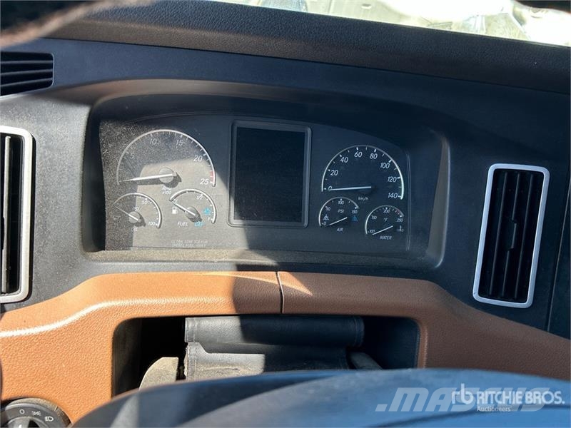 Freightliner Cascadia 6x4 T/A Sleeper Truck Tractor Vilcēji