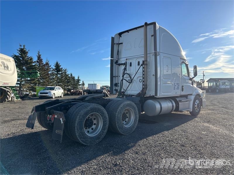 Freightliner Cascadia 126 6x4 T/A Sleeper Truck Tractor Cabezas tractoras
