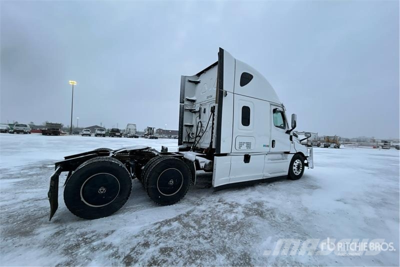 Freightliner Cascadia 126 6x4 T/A Sleeper Truck Tractor Naudoti vilkikai