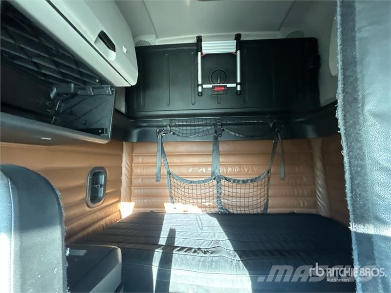 Freightliner Cascadia 126 6x4 T/A Sleeper Truck Tractor Cabezas tractoras