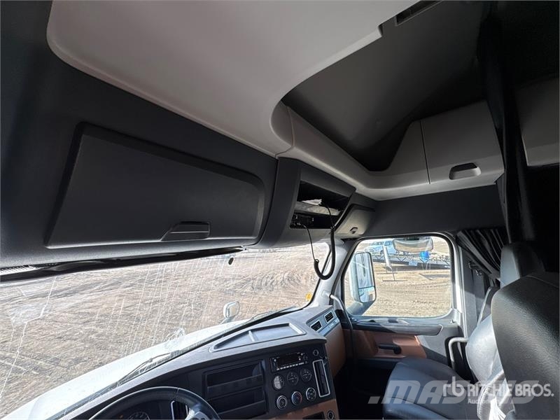 Freightliner Cascadia 126 6x4 T/A Sleeper Truck Tractor Camiones tractor
