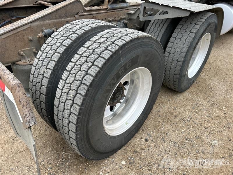 Freightliner Cascadia 126 6x4 T/A Sleeper Truck Tractor Tractor Units