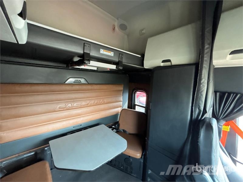 Freightliner Cascadia 126 6x4 T/A Sleeper Truck Tractor (Inoper Motrici e Trattori Stradali