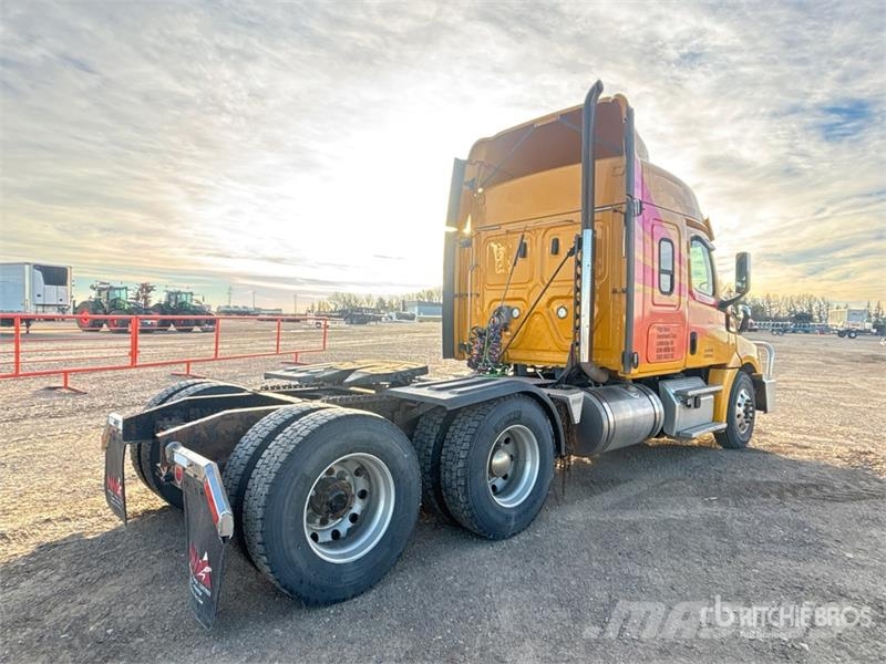 Freightliner Cascadia 126 6x4 T/A Sleeper Truck Tractor (Inoper Tegljači