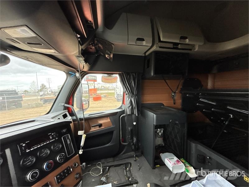 Freightliner Cascadia 126 6x4 T/A Sleeper Truck Tractor (Inoper Truck Tractor Units