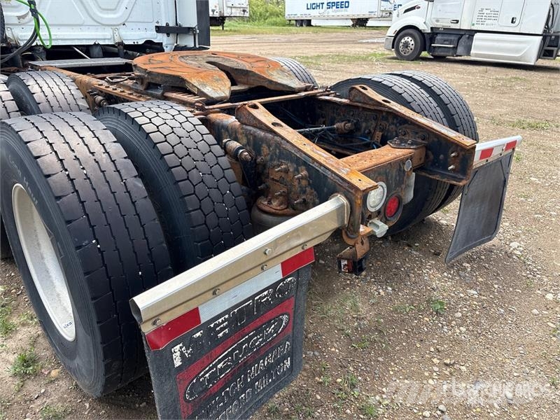 Freightliner Cascadia 126 6x4 T/A Sleeper Truck Tractor Тягачі