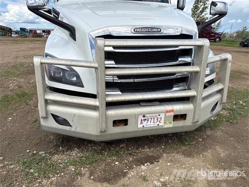 Freightliner Cascadia 126 6x4 T/A Sleeper Truck Tractor Тягачі