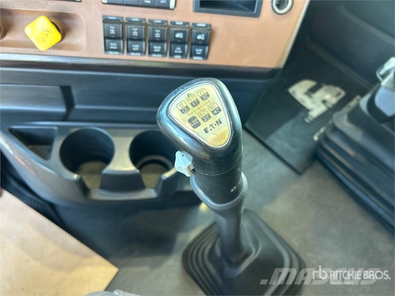 Freightliner Cascadia 126 6x4 T/A Sleeper Truck Tractor Влекачи