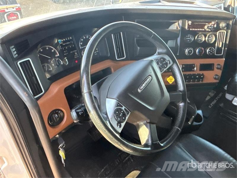 Freightliner Cascadia 6x4 T/A Sleeper Truck Tractor Trekkers