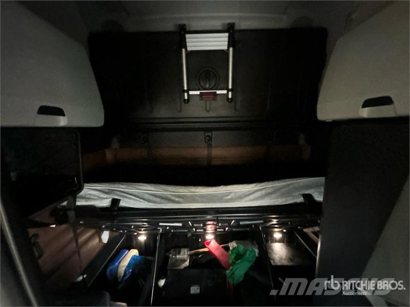 Freightliner Cascadia 126 6x4 T/A Sleeper Truck Tractor (Inoper وحدات الجر