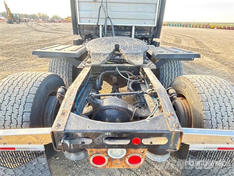 Freightliner Cascadia 126 6x4 T/A Sleeper Truck Tractor Седельные тягачи