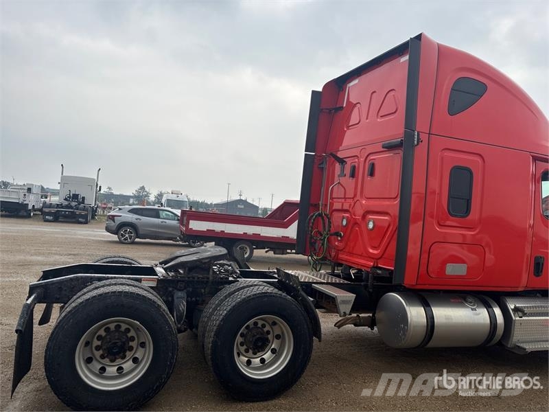 Freightliner Cascadia 126 6x4 T/A Sleeper Truck Tractor Vetopöytäautot